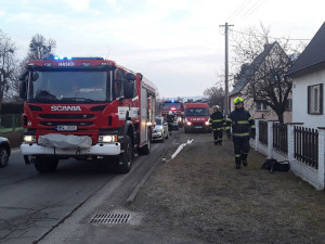 Tragický požár na Uničovsku. Hasiči našli v hořícím bytě mrtvého člověka