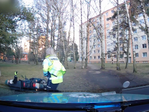 VIDEO: Na skútru do protisměru a do parčíku. Muž pod vlivem zkoušel ujet policejní hlídce