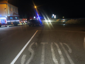 Tři zranění na křižovatce v Dubu. Řidička zřejmě nezastavila na stopce