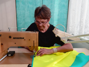 Manželé ze Samotišek odložili důchod a vrátili se k šití vlajek. Poptávka po ukrajinské je obrovská