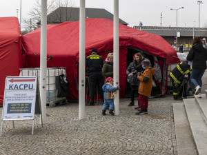 FOTOGALERIE: Krajské centrum už pomohlo stovkám uprchlíků. Brzy se přestěhuje do Hanáckých kasáren