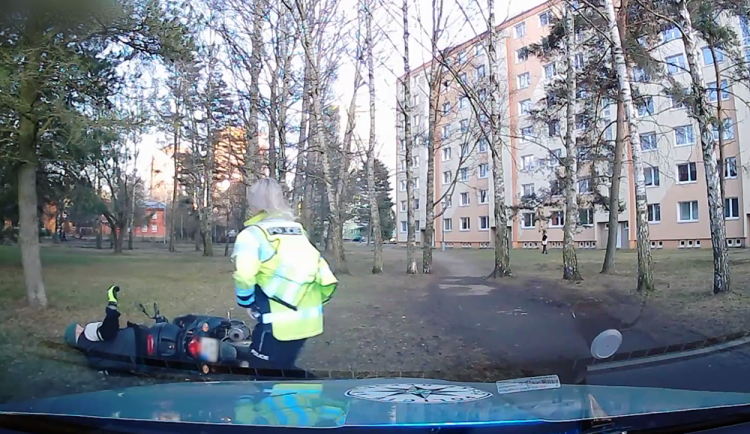 Pronásledování muže skončilo nedaleko panelových domů u Temenické ulice