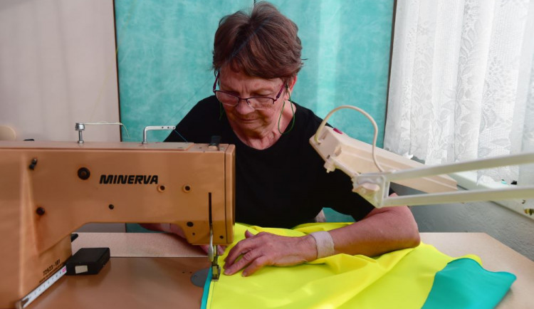 Důchodci ze Samotišek se vrátili k šití vlajek, kvůli obrovské poptávce