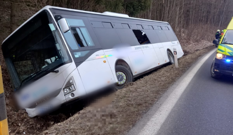 Jeden člověk se zranil při nehodě autobusu na Šumpersku. Ve voze byly i děti