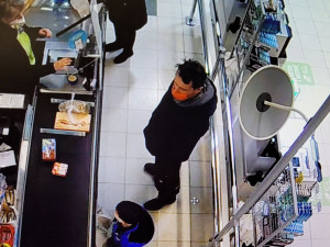 VIDEO: V souvislosti se ztracenou peněženkou policie pátrá po muži z Rapotína