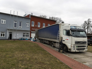 Jídlo, deky, pleny i termovize. Z kraje míří na Ukrajinu kamiony s pomocí za miliony