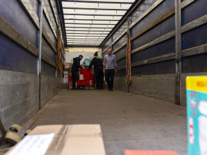 Jídlo, deky, pleny i termovize a elektrocentrály. Z kraje míří na Ukrajinu kamiony s pomocí