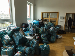 Jídlo, deky, pleny i termovize a elektrocentrály. Z kraje míří na Ukrajinu kamiony s pomocí