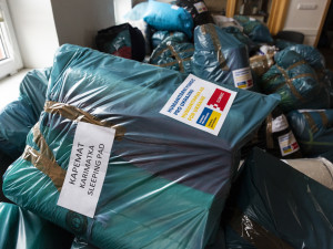 Jídlo, deky, pleny i termovize a elektrocentrály. Z kraje míří na Ukrajinu kamiony s pomocí