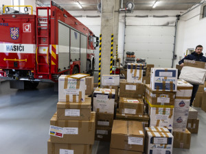 Jídlo, deky, pleny i termovize a elektrocentrály. Z kraje míří na Ukrajinu kamiony s pomocí - hasičská zbrojnice ve Chválkovicích