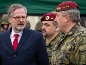 Premiér Fiala v Prostějově: Česká armáda je připravena, nebezpečí nám díky NATO nehrozí