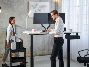 Pět dobrých důvodů, proč byste si měli pořídit polohovatelný stůl