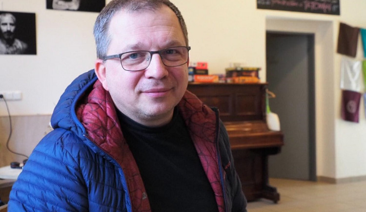 size3-size4-16464277127133-2-jeho-bratr-se-pred-valkou-ukryva-ve-sklepe-ukrajinec-odvezl-na-hranice-materialni-pomoc