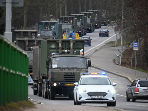 Na Slovensko vyrazil vojenský konvoj. Tábor pro uprchlíky postaví i logistici z Lipníku