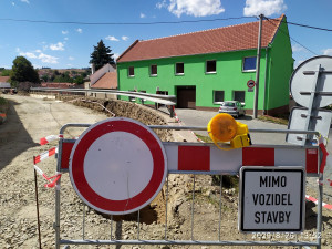 Určice si na výplaty musely půjčit od zdejší školy. Přes osm milionů se pokusí ze Sberbank dostat zpět