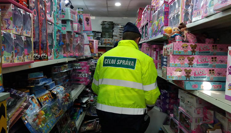 Celníci kontrolovali obchody v Litovli, Přerově či Šumperku