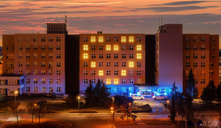 Na budově prostějovské nemocnice svítilo symbolické srdce