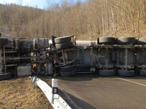 Písek z převráceného kamionu se u Písařova vysypal na silnici. Blokoval ji víc jak pět hodin