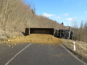 Písek z převráceného kamionu se u Písařova vysypal na silnici. Blokoval ji víc jak pět hodin