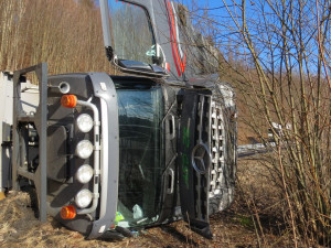 Písek z převráceného kamionu se u Písařova vysypal na silnici. Blokoval ji víc jak pět hodin