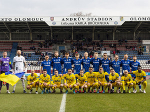 Fotbalisté Olomouce a Teplic při nástupu s ukrajinskou vlajkou