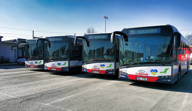 Vybrané autobusy a tramvaje DPMO nové zdobí srdce v barvách ukrajinské vlajky