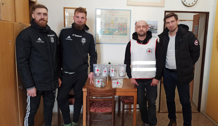 Zástupci fotbalové Sigmy Olomouc předali výtěžek sbírky Českému červenému kříži