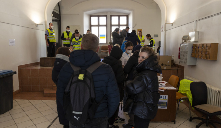Centrum pro uprchlíky v Olomouci už odbavilo dva tisíce lidí. S běženci pomáhá i středním Čechám