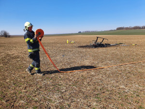 Na pole u Olomouce se zřítil ultralehký vrtulník, pilot havárii nepřežil