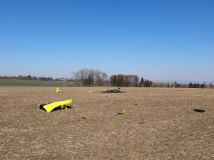 Na pole u Olomouce se zřítil ultralehký vrtulník, pilot havárii nepřežil