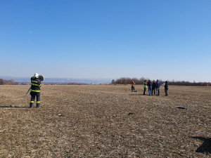 Na pole u Olomouce se zřítil ultralehký vrtulník, pilot havárii nepřežil