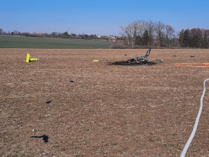 Na pole u Olomouce se zřítil ultralehký vrtulník, pilot havárii nepřežil