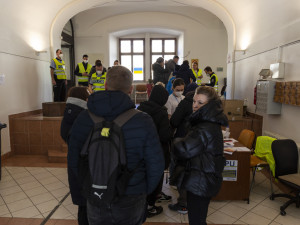Centrum pro uprchlíky v Olomouci už odbavilo dva tisíce lidí. S běženci pomáhá i středním Čechám
