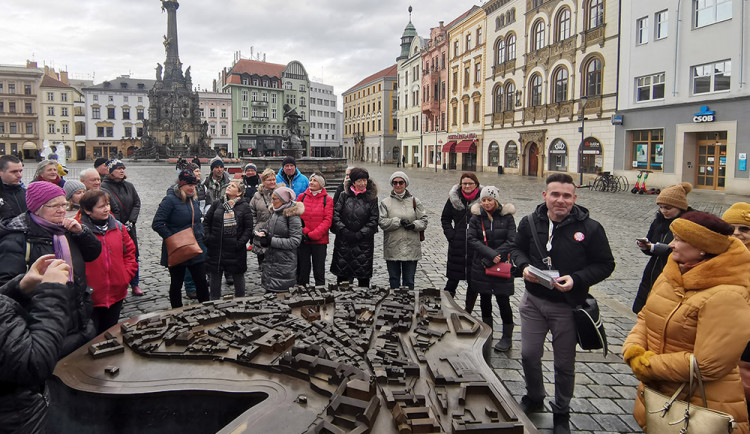 Turistický průvodce Tomáš Kryl (napravo) v centru Olomouce
