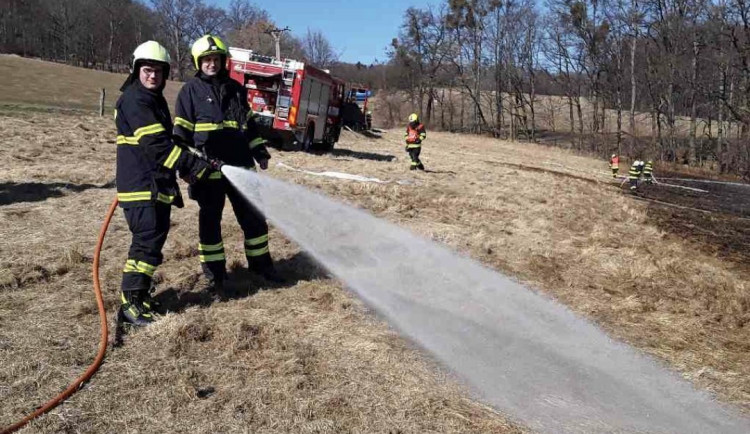 Během víkendu museli hasiči řešit přes 20 požárů trávy. Její vypalování je přitom zakázané