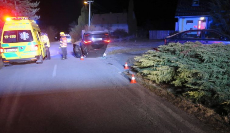 Opilý řidič v noci nezvládl v Pavlovicích svůj automobil. Skončil na střeše