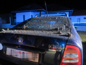 Opilý řidič v noci nezvládl v Pavlovicích svůj automobil. Skončil na střeše