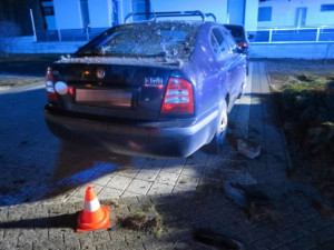 Opilý řidič v noci nezvládl v Pavlovicích svůj automobil. Skončil na střeše