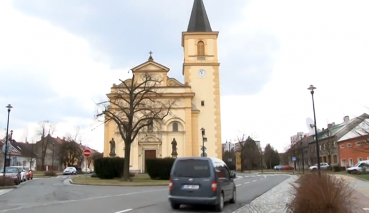 Řidiči vyjíždějící z Holice směrem do města budou muset na Návsi Svobody dát přednost autům, přijíždějícím zpoza kostela z jednosměrky
