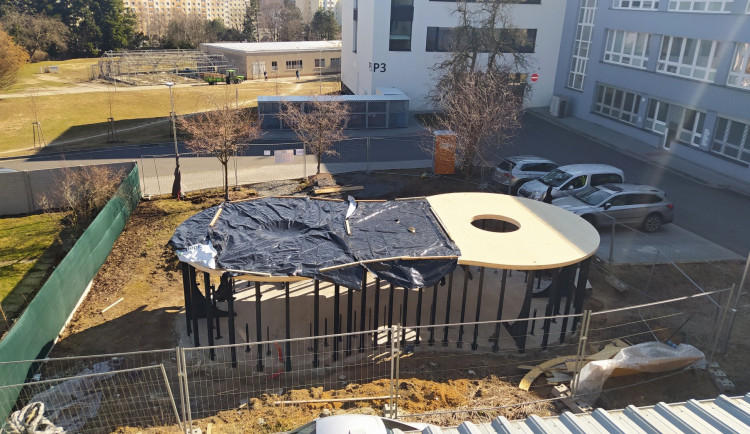 Ve Fakultní nemocnici roste originální úschovna kol. Stavba bude šetrná k životnímu prostředí