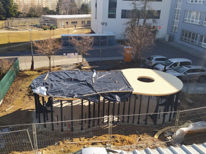 Ve Fakultní nemocnici roste originální úschovna kol. Stavba bude šetrná k životnímu prostředí