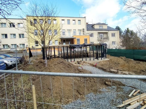 Ve Fakultní nemocnici roste originální kolárna. Stavba bude šetrná k životnímu prostředí