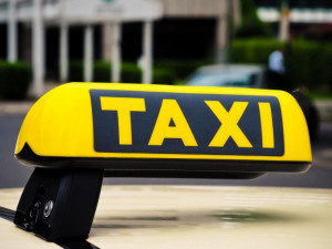 Taxislužby v Olomouckém kraji výrazně zdražují. Ceny paliv rostou, zákazníků je méně