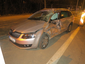Řidič nedal přednost a narazil do tramvaje. Skončil v olomoucké nemocnici, škoda je milion