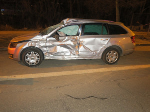 Řidič nedal přednost a narazil do tramvaje. Skončil v olomoucké nemocnici, škoda je milion