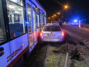 Řidič nedal přednost a narazil do tramvaje. Skončil v olomoucké nemocnici, škoda je milion