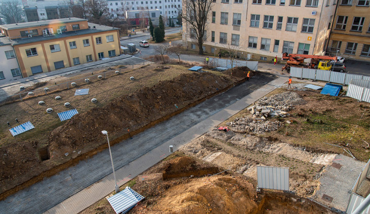 Nad současným pracovištěm Kliniky nukleární medicíny probíhají zemní práce
