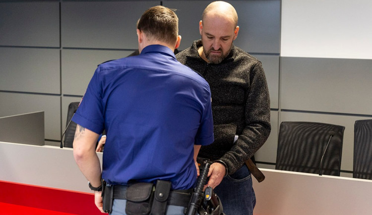 Na ulici v Lošově muž zastřelil syna své přítelkyně. Za vraždu u soudu dostal 12,5 roku