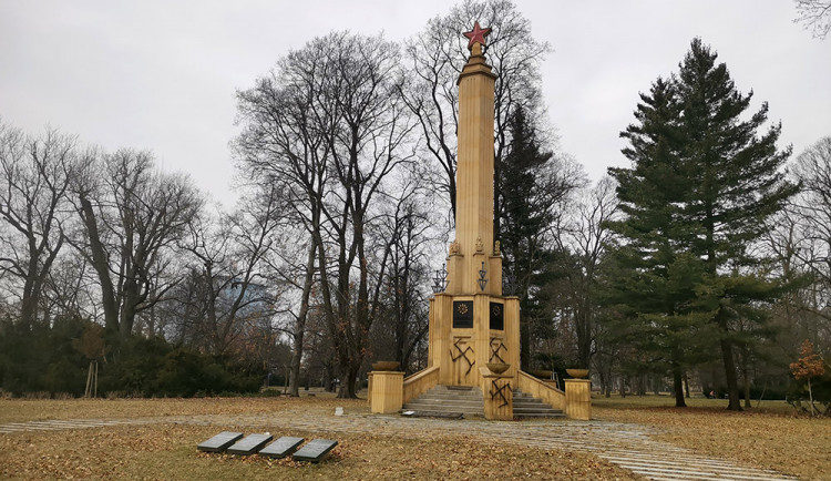 Neznámý vandal nasprejoval hákové kříže na olomoucký památník Rudé armády