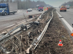 Dálnice z Ostravy je před Velkým Újezdem uzavřená kvůli havárii nákladního vozidla